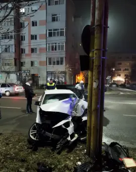 Foto Accident în Slatina: Un tânăr a intrat cu maşina într-un pom şi într-un stâlp de iluminat (FOTO)
