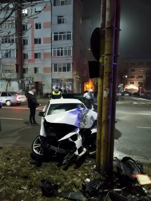 Foto Accident în Slatina: Un tânăr a intrat cu maşina într-un pom şi într-un stâlp de iluminat (FOTO)