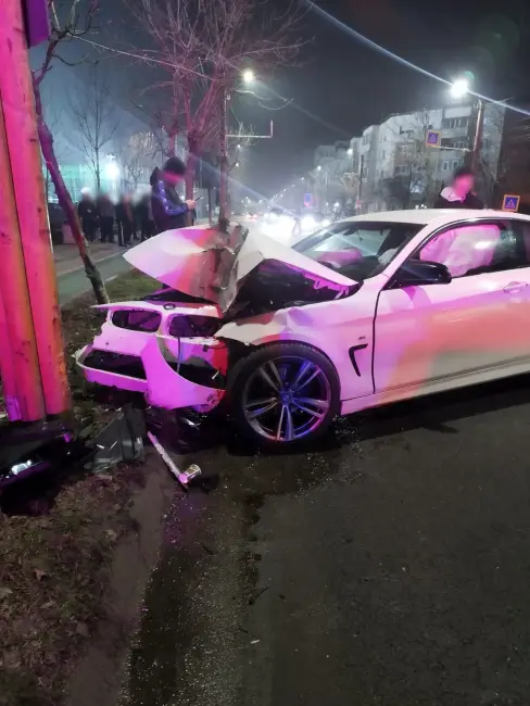 Foto Accident în Slatina: Un tânăr a intrat cu maşina într-un pom şi într-un stâlp de iluminat (FOTO)