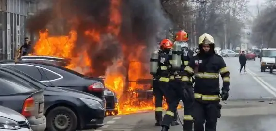 Foto Femeie arsă de vie într-un Smart electric. Soţul a ieşit din maşina în flăcări