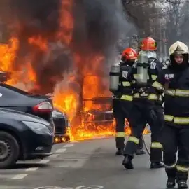 Foto Femeie arsă de vie într-un Smart electric. Soţul a ieşit din maşina în flăcări