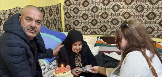 Foto O femeie, din Voineasa, sărbătorită de autorităţi la împlinirea a 100 de ani de viaţă