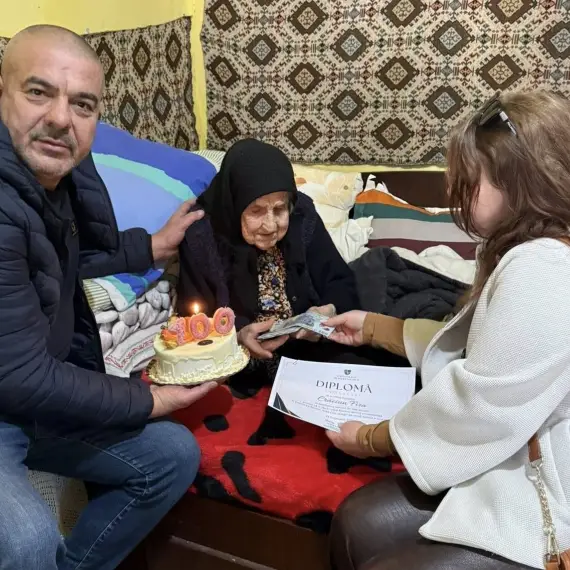 Foto O femeie, din Voineasa, sărbătorită de autorităţi la împlinirea a 100 de ani de viaţă
