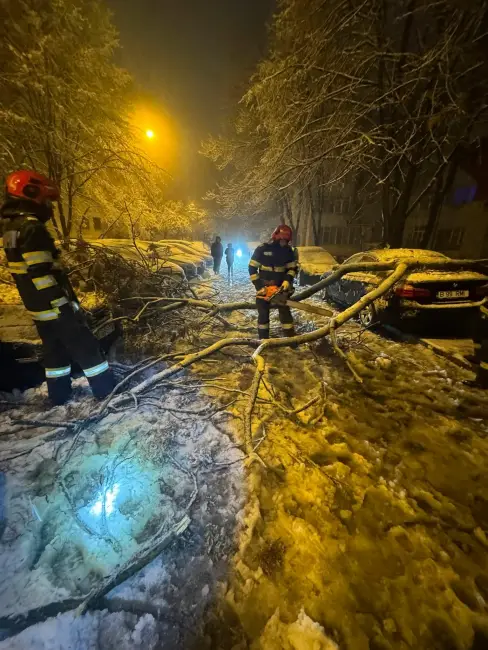 Foto Mașini avariate în Slatina și autocamion răsturnat la Brebeni, în urma ninsorilor căzute