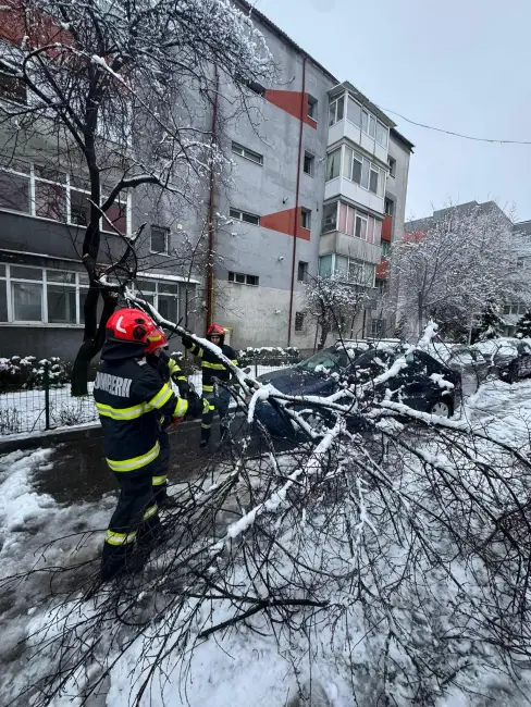 Foto Mașini avariate în Slatina și autocamion răsturnat la Brebeni, în urma ninsorilor căzute