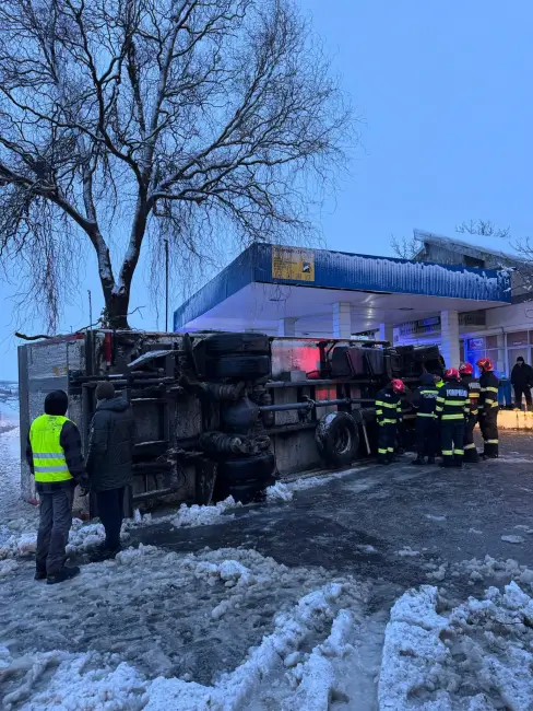 Foto Mașini avariate în Slatina și autocamion răsturnat la Brebeni, în urma ninsorilor căzute