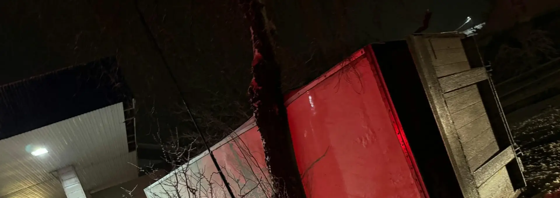 Foto Mașini avariate în Slatina și autocamion răsturnat la Brebeni, în urma ninsorilor căzute