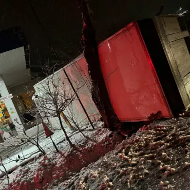 Foto Mașini avariate în Slatina și autocamion răsturnat la Brebeni, în urma ninsorilor căzute