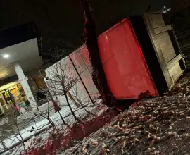 Foto Mașini avariate în Slatina și autocamion răsturnat la Brebeni, în urma ninsorilor căzute