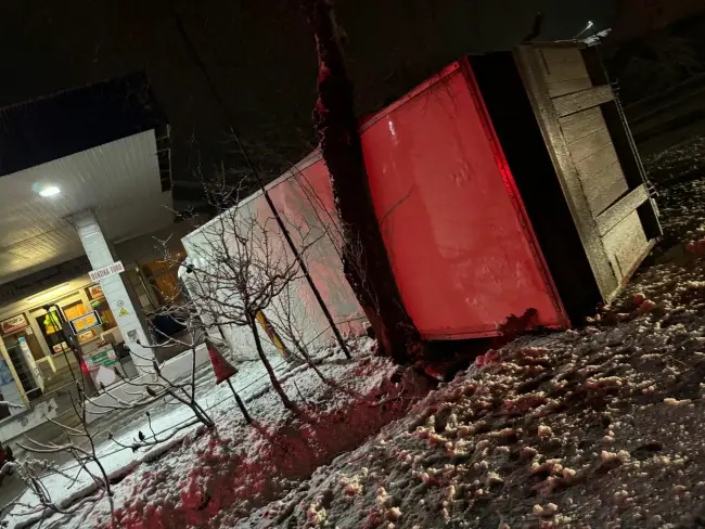 Foto Mașini avariate în Slatina și autocamion răsturnat la Brebeni, în urma ninsorilor căzute