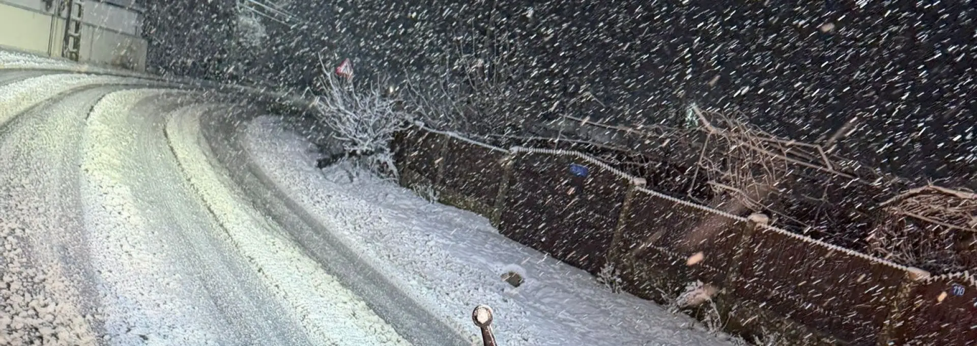 Foto Drumurile din Olt sub zăpadă: Strat de 20 cm și trafic în condiții de iarnă. Intervenţii ale drumarilor (VIDEO)