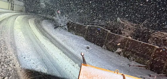 Foto Drumurile din Olt sub zăpadă: Strat de 20 cm și trafic în condiții de iarnă. Intervenţii ale drumarilor (VIDEO)