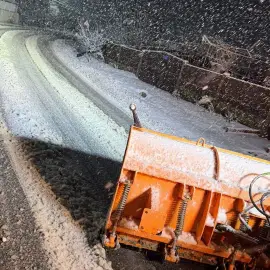 Foto Drumurile din Olt sub zăpadă: Strat de 20 cm și trafic în condiții de iarnă. Intervenţii ale drumarilor (VIDEO)