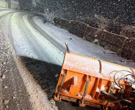 Foto Drumurile din Olt sub zăpadă: Strat de 20 cm și trafic în condiții de iarnă. Intervenţii ale drumarilor (VIDEO)