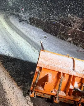 Foto Drumurile din Olt sub zăpadă: Strat de 20 cm și trafic în condiții de iarnă. Intervenţii ale drumarilor (VIDEO)