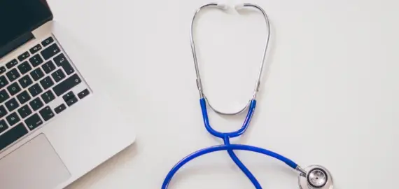 Foto „Pietre la rinichi” tratate doar pe hârtie: Patru cadre medicale din Craiova, reținute pentru fraudarea CAS cu sute de mii de lei