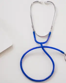 Foto „Pietre la rinichi” tratate doar pe hârtie: Patru cadre medicale din Craiova, reținute pentru fraudarea CAS cu sute de mii de lei