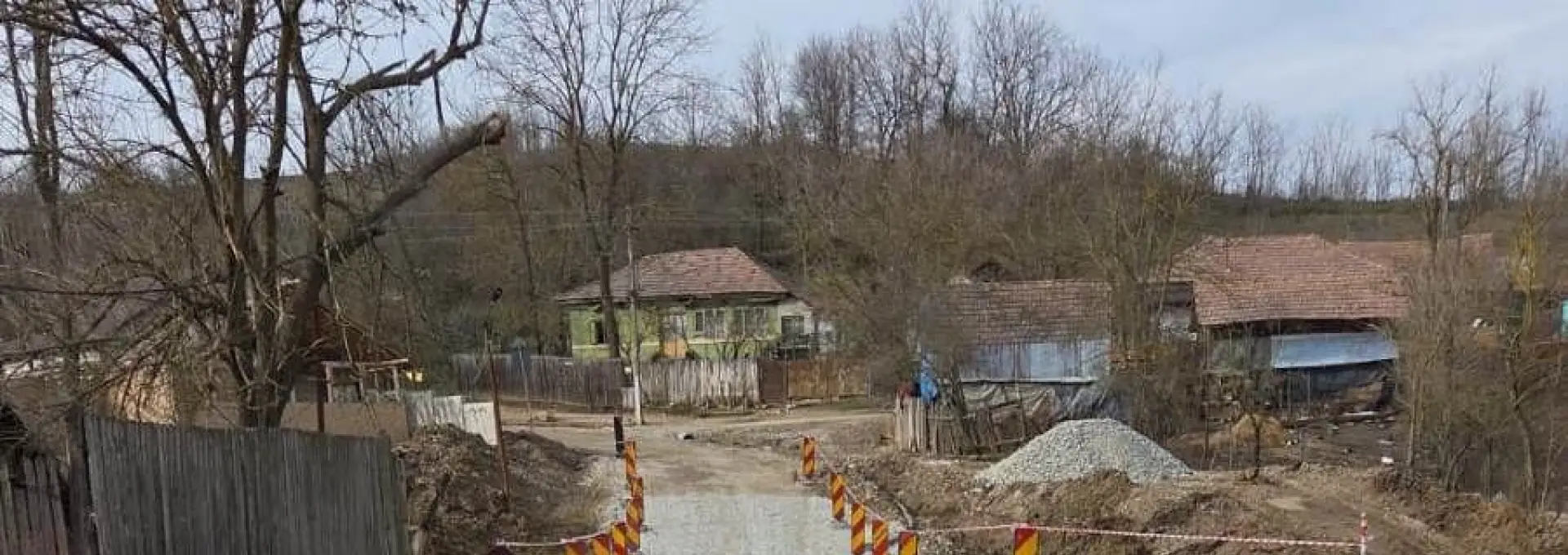 Foto Drumul județean din zona Voineasa, redeschis după reparațiile de urgență la un pod (FOTO)