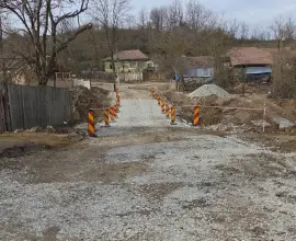 Foto Drumul județean din zona Voineasa, redeschis după reparațiile de urgență la un pod (FOTO)