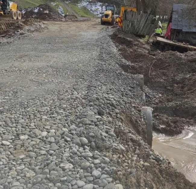 Foto Drumul județean din zona Voineasa, redeschis după reparațiile de urgență la un pod (FOTO)