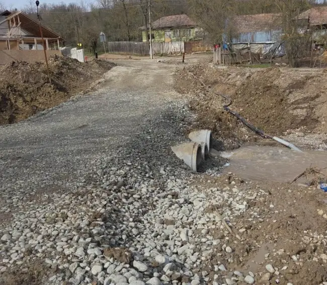 Foto Drumul județean din zona Voineasa, redeschis după reparațiile de urgență la un pod (FOTO)