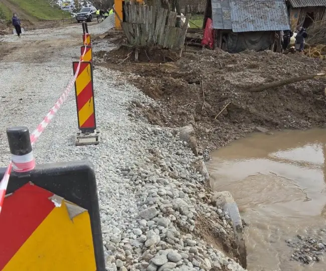 Foto Drumul județean din zona Voineasa, redeschis după reparațiile de urgență la un pod (FOTO)