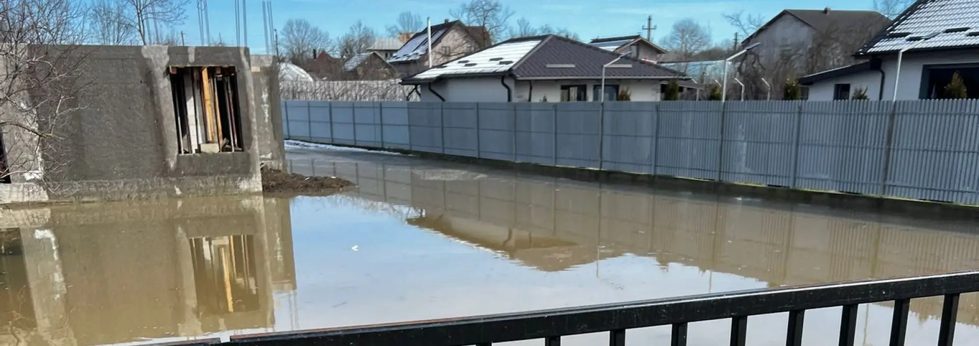 Foto Gospodării inundate la Scorniceşti din cauza canalizării refulate. Reprezentaţii CAO, indiferenţi (VIDEO)