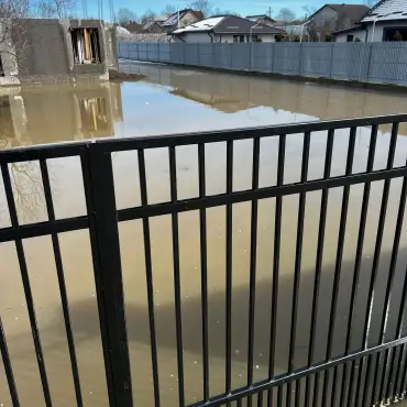 Foto Gospodării inundate la Scorniceşti din cauza canalizării refulate. Reprezentaţii CAO, indiferenţi (VIDEO)