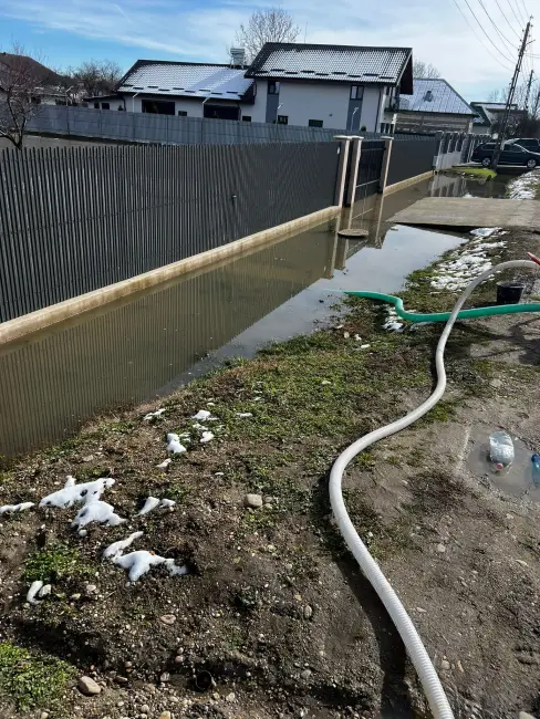 Foto Gospodării inundate la Scorniceşti din cauza canalizării refulate. Reprezentaţii CAO, indiferenţi (VIDEO)