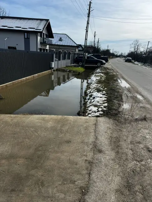 Foto Gospodării inundate la Scorniceşti din cauza canalizării refulate. Reprezentaţii CAO, indiferenţi (VIDEO)