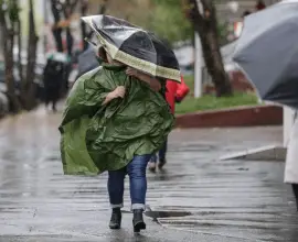 Foto Ploi în aproape toată ţara, până miercuri. Oltul, sub Cod Galben de vânt