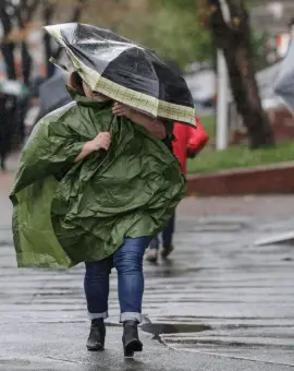 Foto Ploi în aproape toată ţara, până miercuri. Oltul, sub Cod Galben de vânt