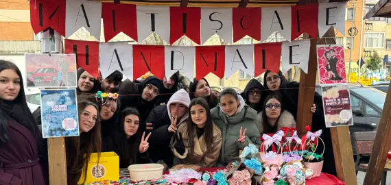 Foto Liceenii din Caracal vând mărțișoare handmade pentru o cauză caritabilă nobilă