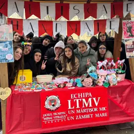 Foto Liceenii din Caracal vând mărțișoare handmade pentru o cauză caritabilă nobilă