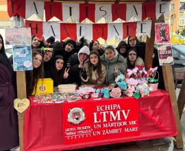 Foto Liceenii din Caracal vând mărțișoare handmade pentru o cauză caritabilă nobilă