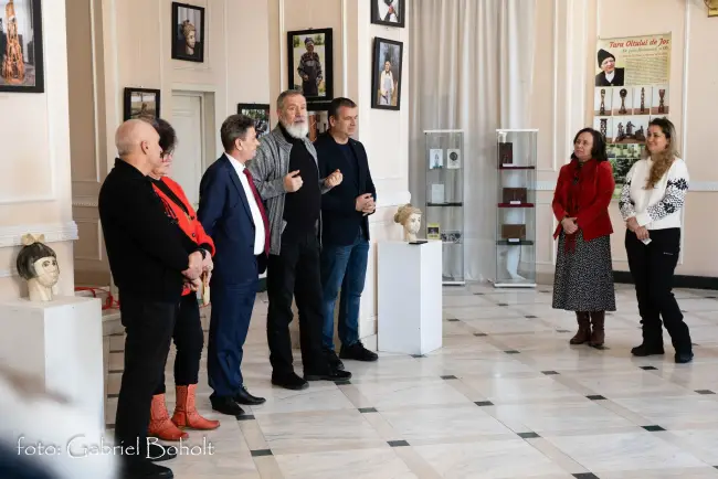 Foto Tezaurul de la Chilia cucerește Bucureștiul: Povestea sculptorului Nicolae M. Nica, expusă sub zăpada de la Muzeul Satului