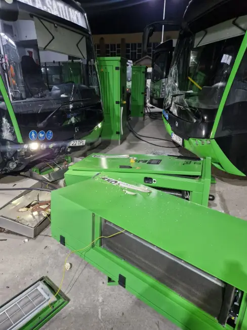 Foto Incident grav ținut la secret la Slatina: Autobuze electrice, avariate din „eroare umană” în curtea Loctrans (FOTO)