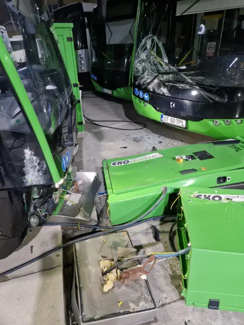 Foto Incident grav ținut la secret la Slatina: Autobuze electrice, avariate din „eroare umană” în curtea Loctrans (FOTO)