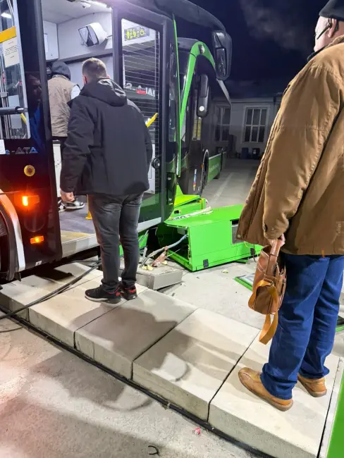 Foto Incident grav ținut la secret la Slatina: Autobuze electrice, avariate din „eroare umană” în curtea Loctrans (FOTO)