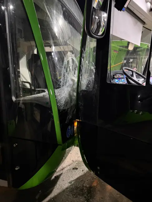 Foto Incident grav ținut la secret la Slatina: Autobuze electrice, avariate din „eroare umană” în curtea Loctrans (FOTO)