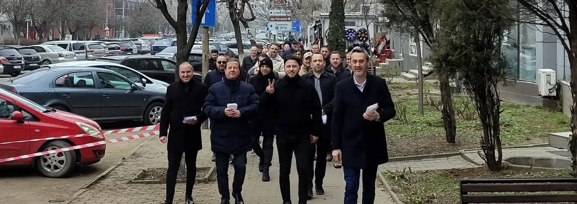 Foto Primarul De Mezzo şi membrii PNL Slatina au împărţit mărţişoare, pe banii slătinenilor (FOTO)