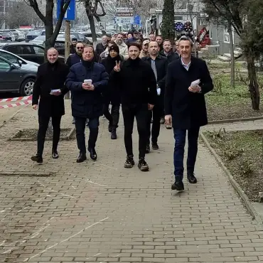 Foto Primarul De Mezzo şi membrii PNL Slatina au împărţit mărţişoare, pe banii slătinenilor (FOTO)