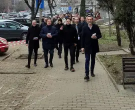 Foto Primarul De Mezzo şi membrii PNL Slatina au împărţit mărţişoare, pe banii slătinenilor (FOTO)