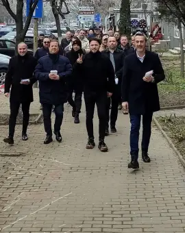 Foto Primarul De Mezzo şi membrii PNL Slatina au împărţit mărţişoare, pe banii slătinenilor (FOTO)