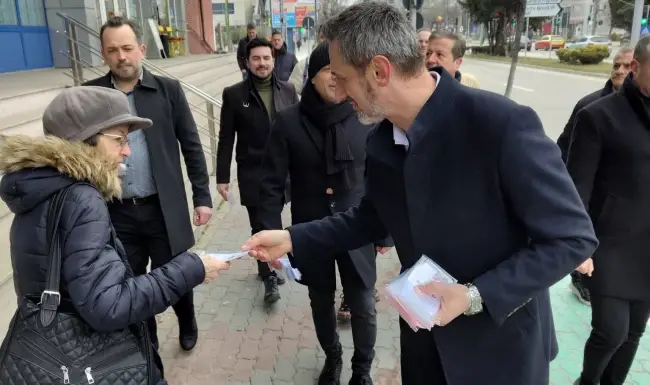 Foto Primarul De Mezzo şi membrii PNL Slatina au împărţit mărţişoare, pe banii slătinenilor (FOTO)