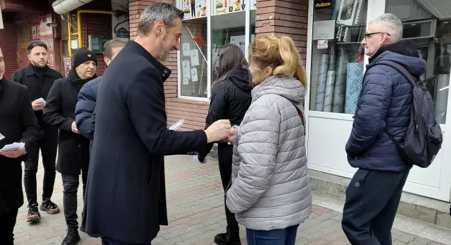 Foto Primarul De Mezzo şi membrii PNL Slatina au împărţit mărţişoare, pe banii slătinenilor (FOTO)