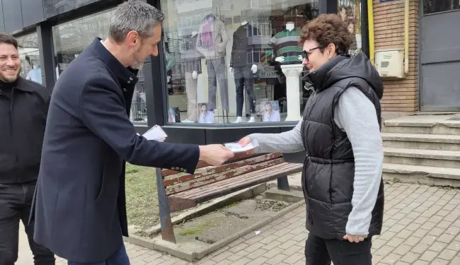 Foto Primarul De Mezzo şi membrii PNL Slatina au împărţit mărţişoare, pe banii slătinenilor (FOTO)