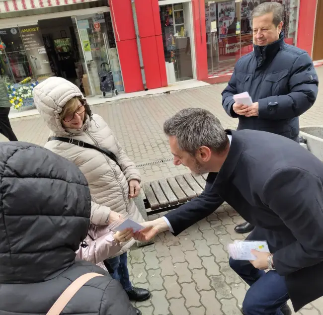 Foto Primarul De Mezzo şi membrii PNL Slatina au împărţit mărţişoare, pe banii slătinenilor (FOTO)