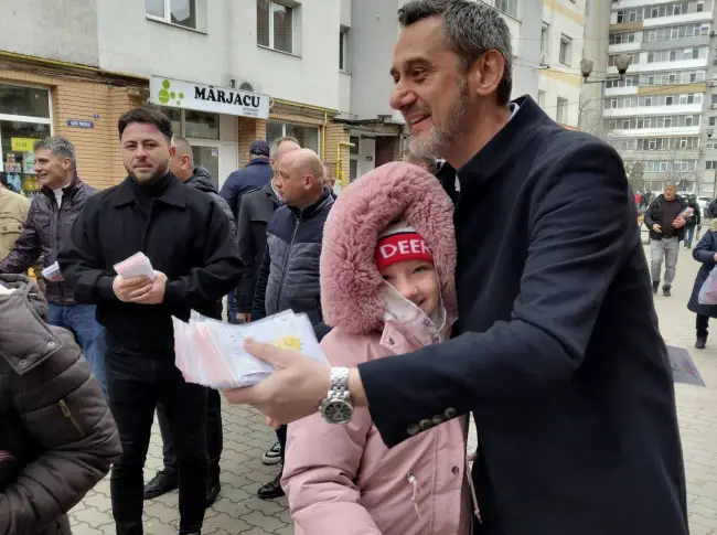 Foto Primarul De Mezzo şi membrii PNL Slatina au împărţit mărţişoare, pe banii slătinenilor (FOTO)