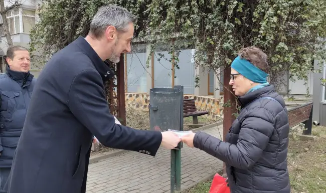 Foto Primarul De Mezzo şi membrii PNL Slatina au împărţit mărţişoare, pe banii slătinenilor (FOTO)